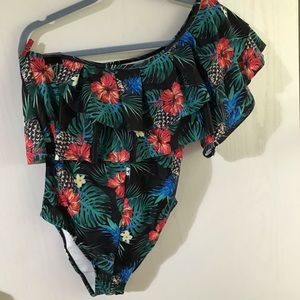 Etosell 1 piece 1 shoulder bathing suit. Size S